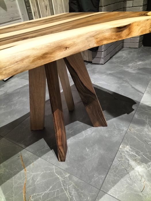 Piękny stolik z orzecha laskowego