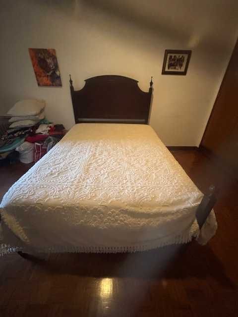 Cama casal em ótimo estado, inclui colchão