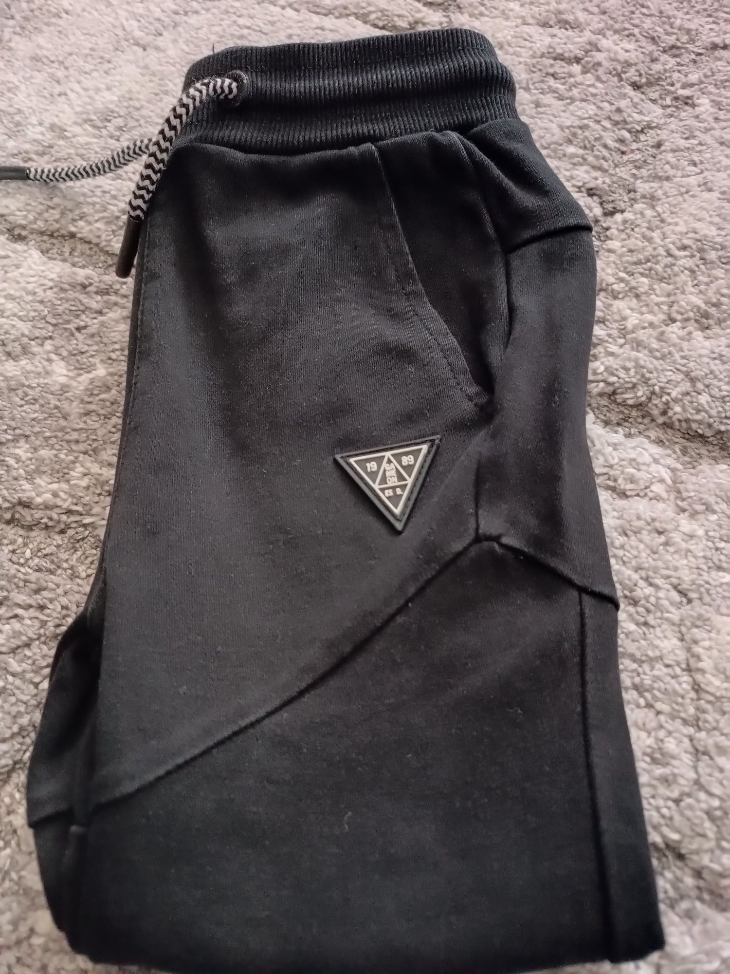 Czarne spodnie dresowe Reserved rozmiar 110