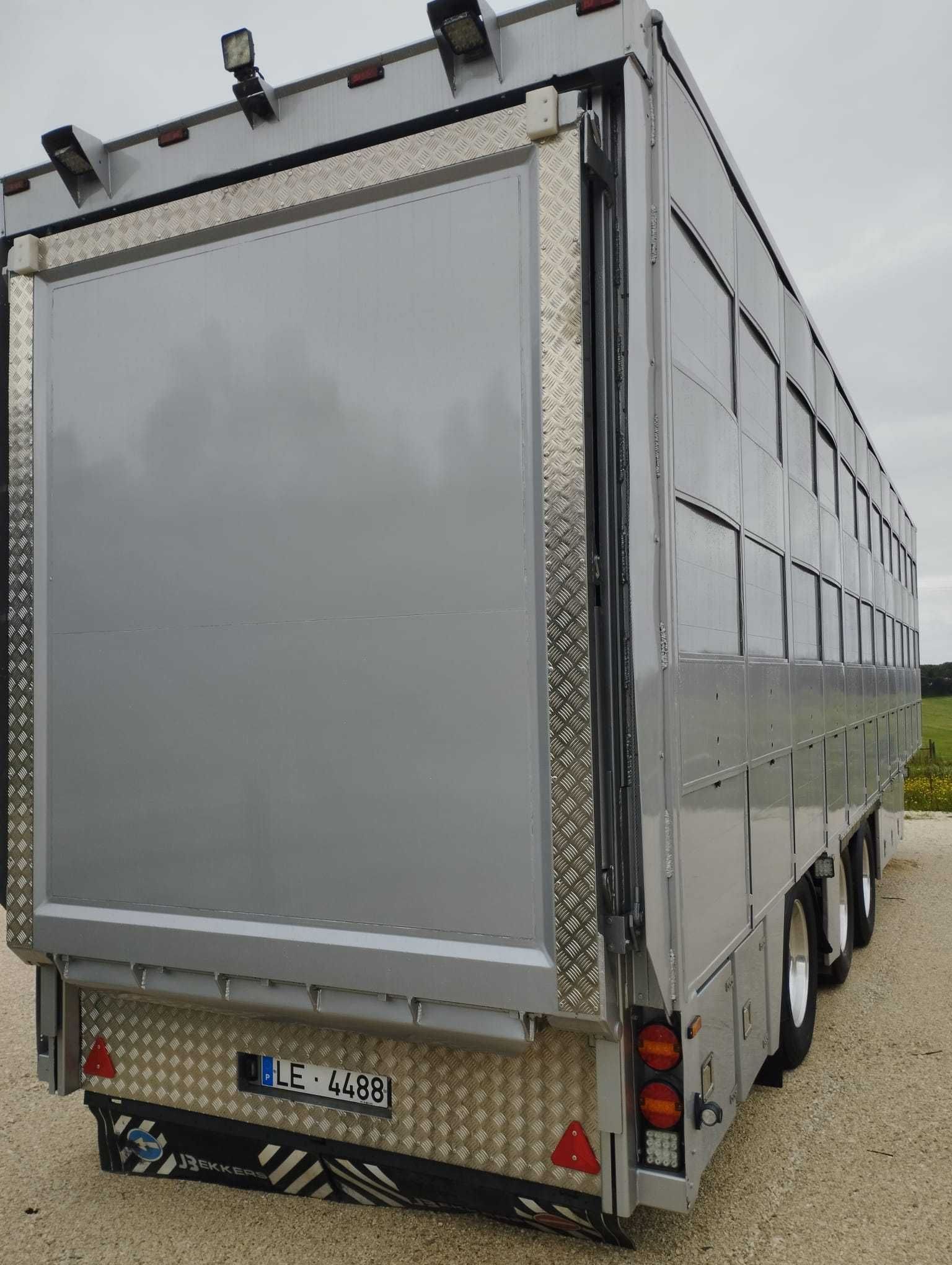 Reboque transporte de animais vivos