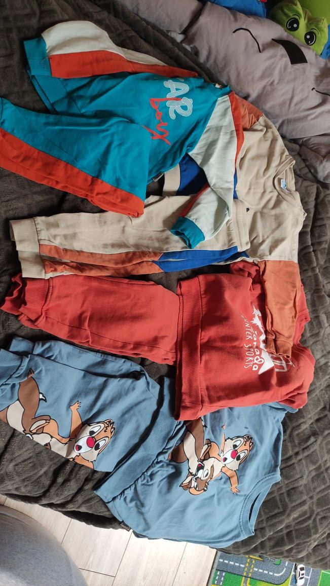 Duża paka ubrań dla chłopca spodnie bluzy piżamy body koszulki koszule