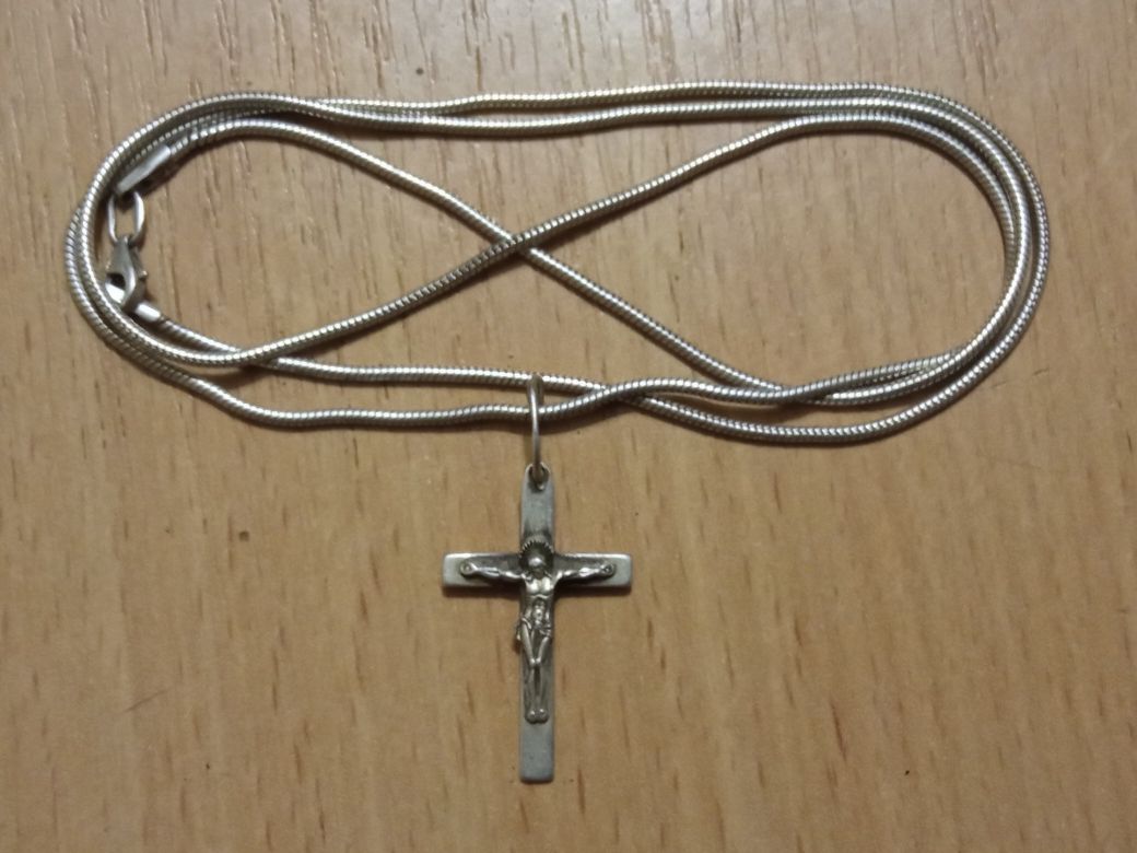 Серебряная цепочка с крестиком.