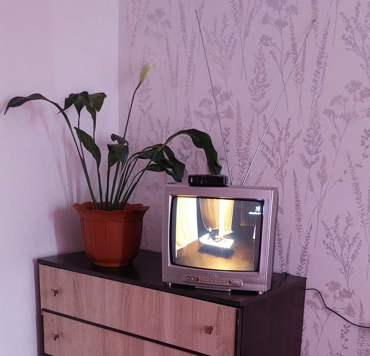 Продам телевізор TCL з приставкою Т2 і антенною