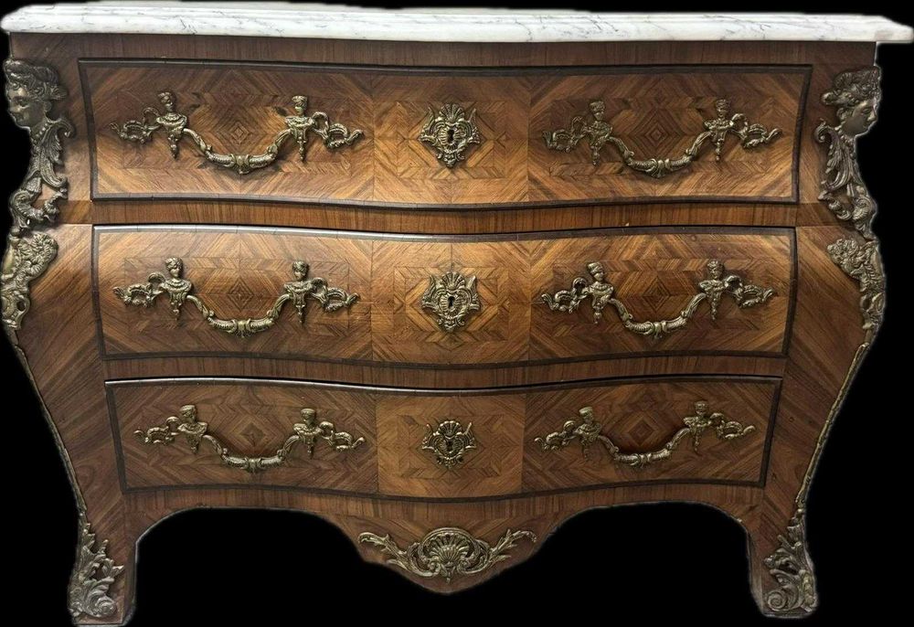 Cómoda estilo Luis XV, com mármore