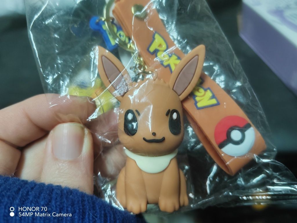 Portachaves C/ Boneco Pokémon Picachu e Eevee