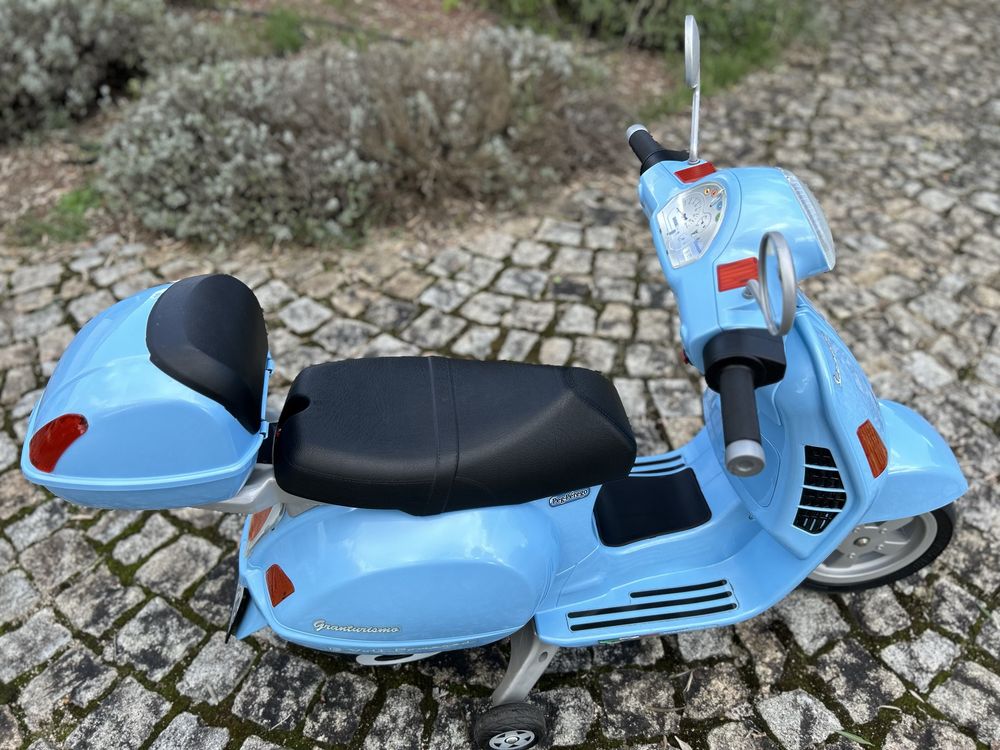 Vespa Piaggio (com acessorios capacete e mala) - azul