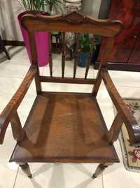 Cadeira de madeira estilo antigo