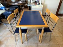 Mesa extensivel com 4 cadeiras.