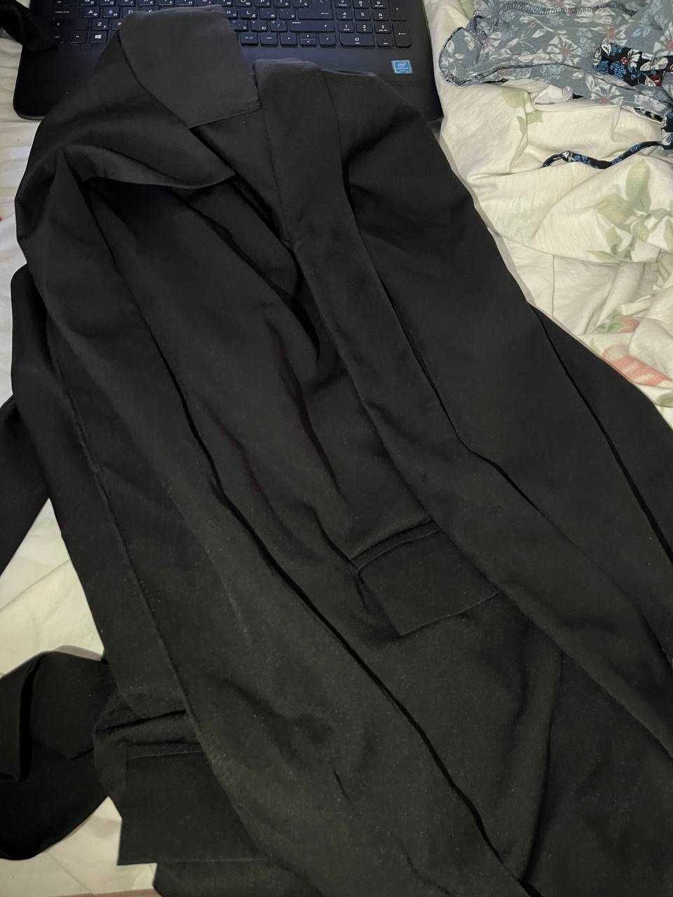 Сукня-піджак чорна, тільки на невисоких дівчат!