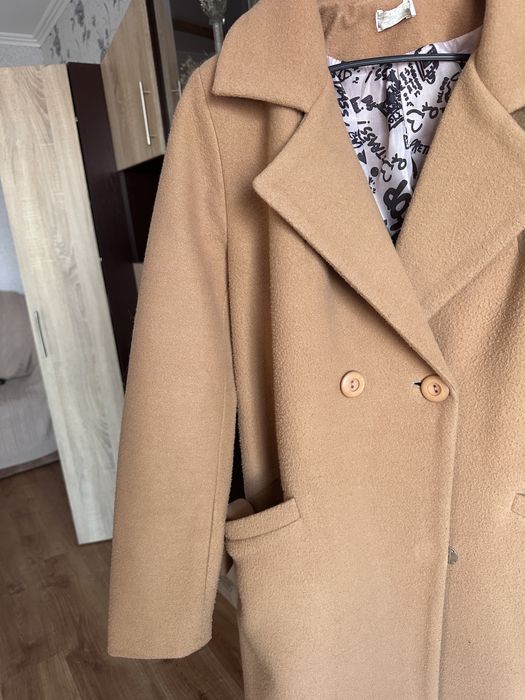 Пальто бежевого кольору, прямого крою