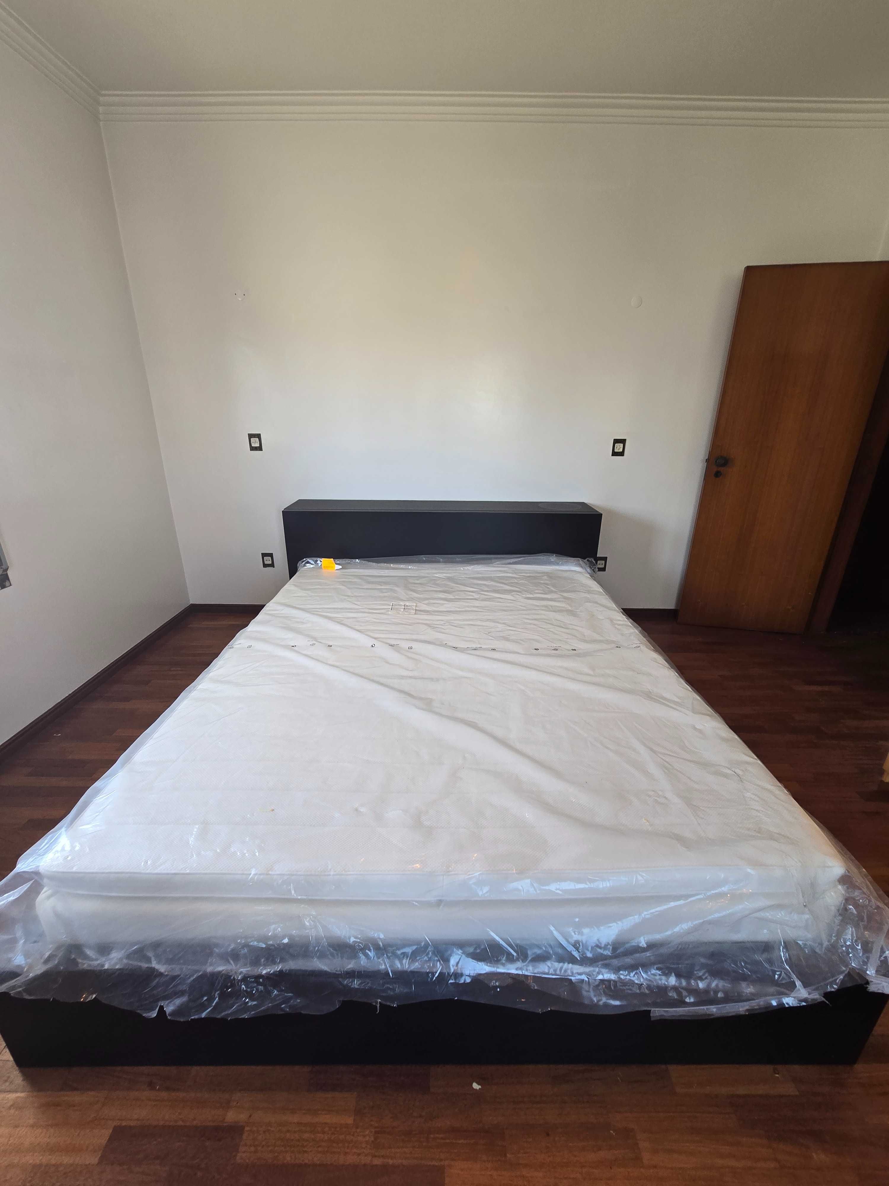 Cama de casal com cabeceira e mesas de cabeceira (colchão incluído)