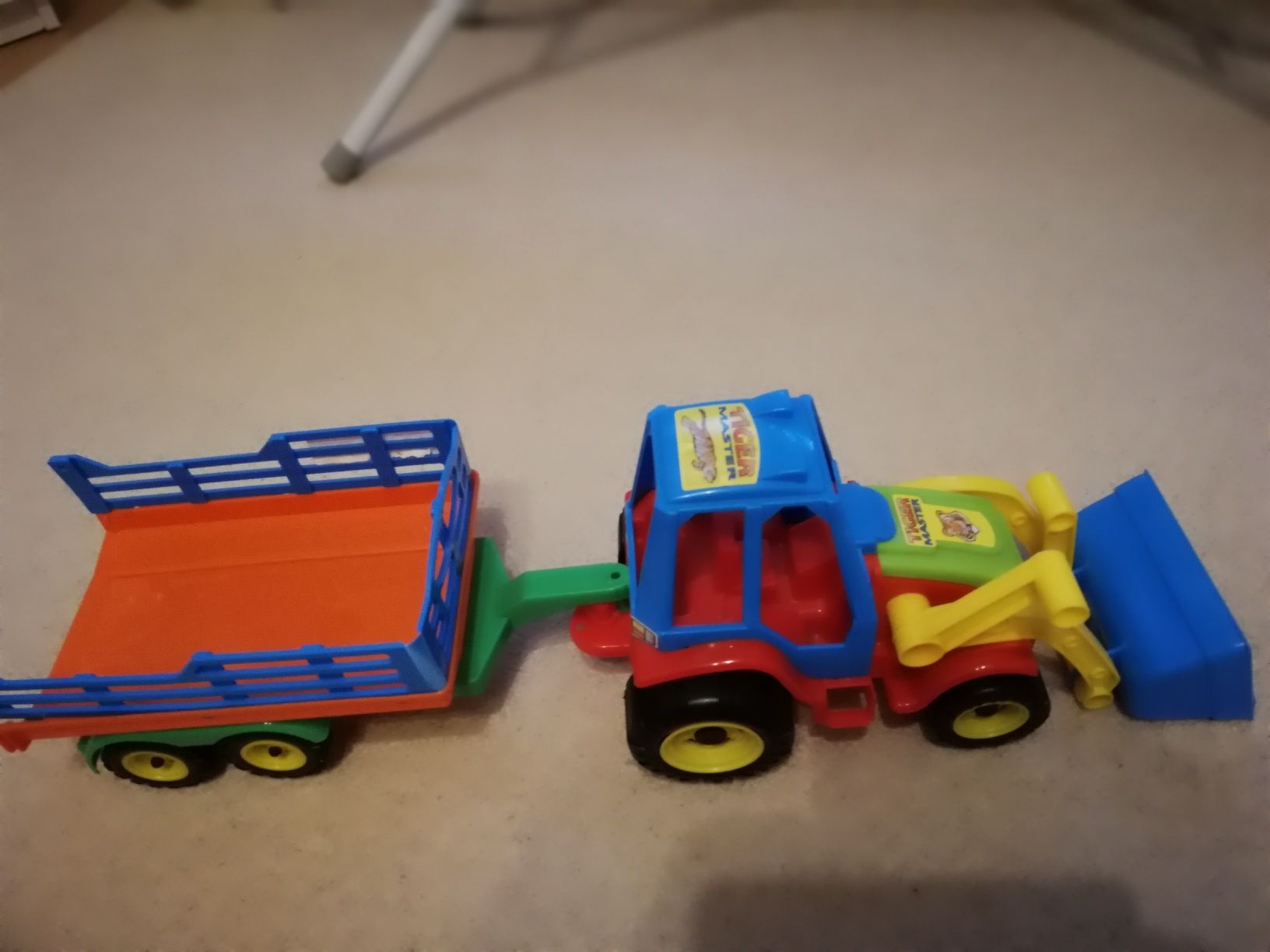 Zabawki traktor, samochód z napędem, przyczepa, wywrotka