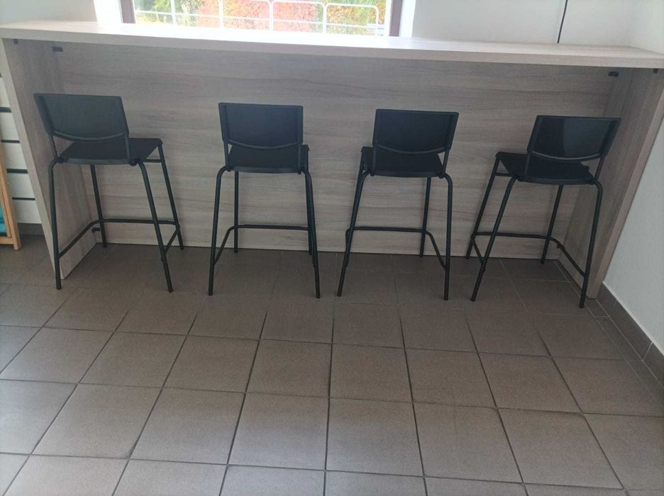 Stół barowy z krzesłami