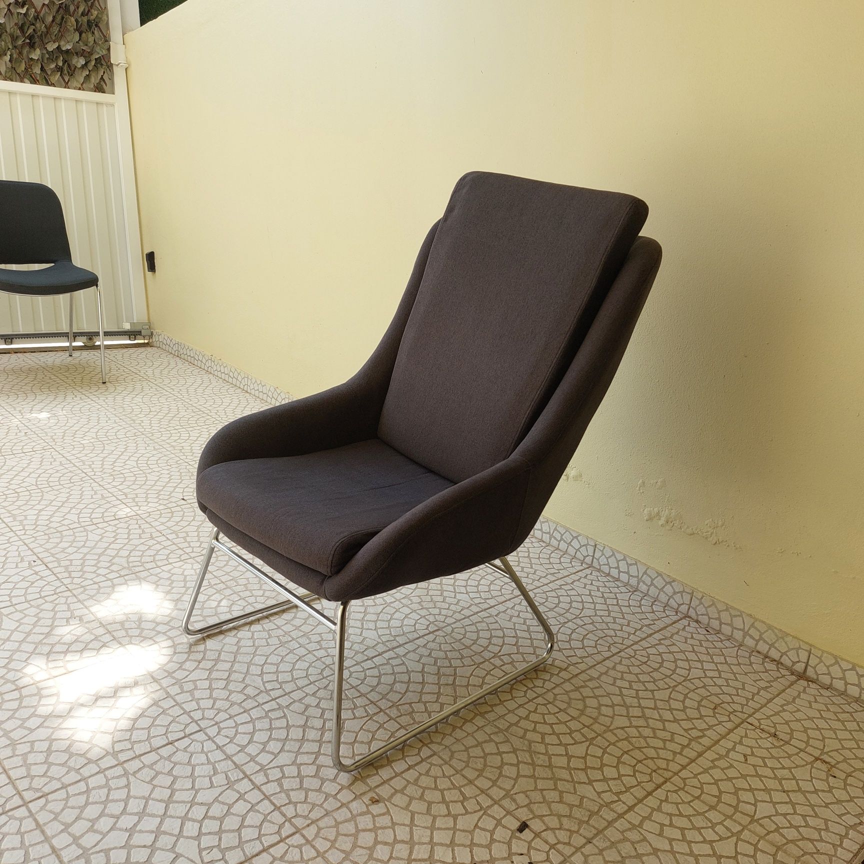 Cadeira de sala confortável, sem danos nem ferrugem.
Comunicação em in