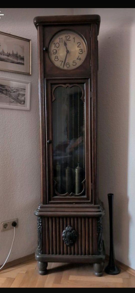 Kredens z komodą i zegarem