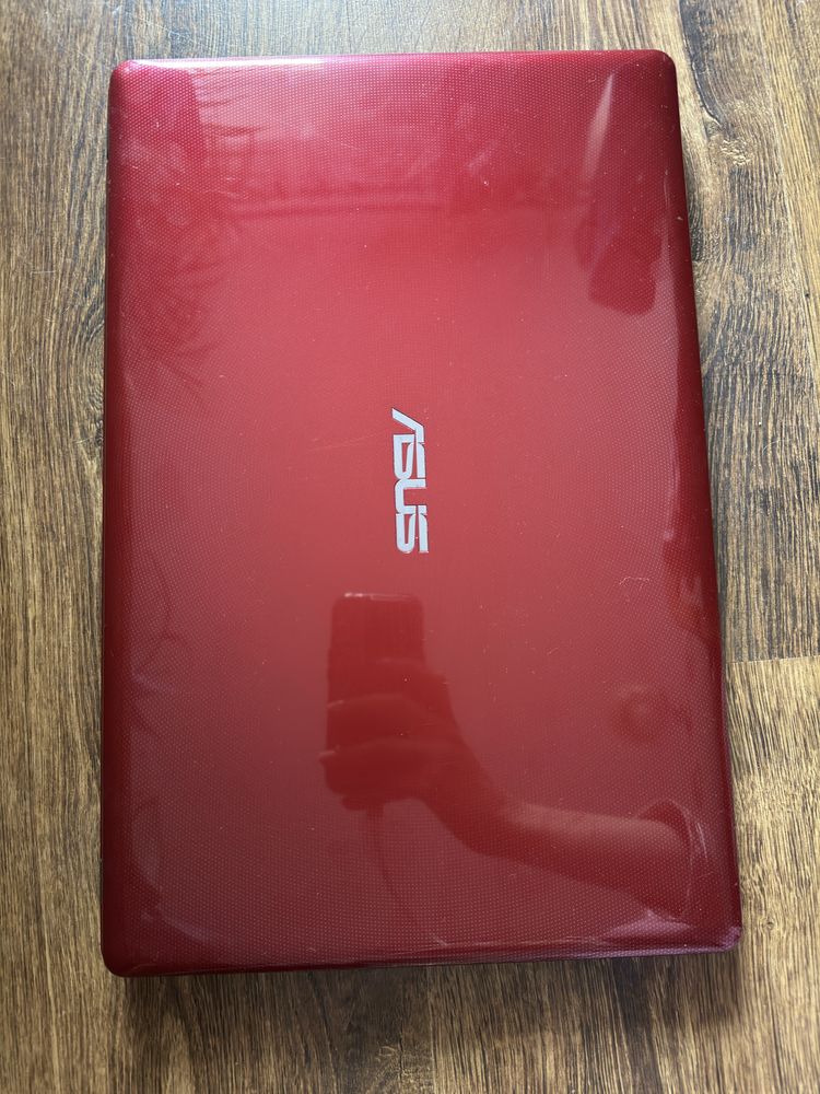 Laptop ASUS F550L czerwony