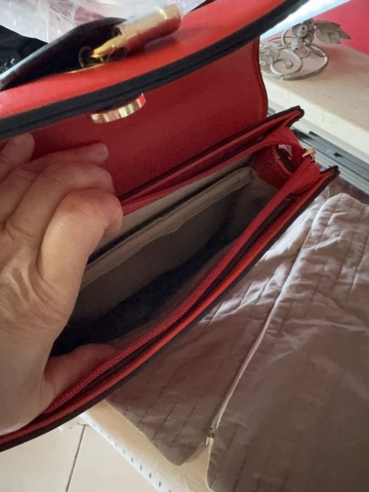 Bolsa vermelha com alça de mão e de ombro