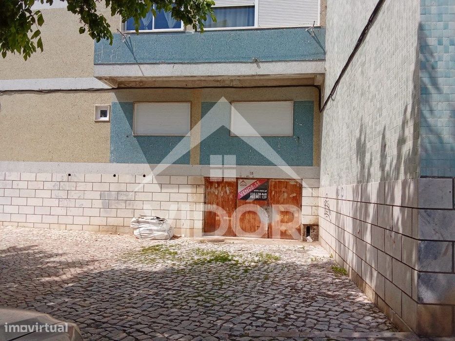 Lg. Garagem na Rua Bartolomeu Dias nº22