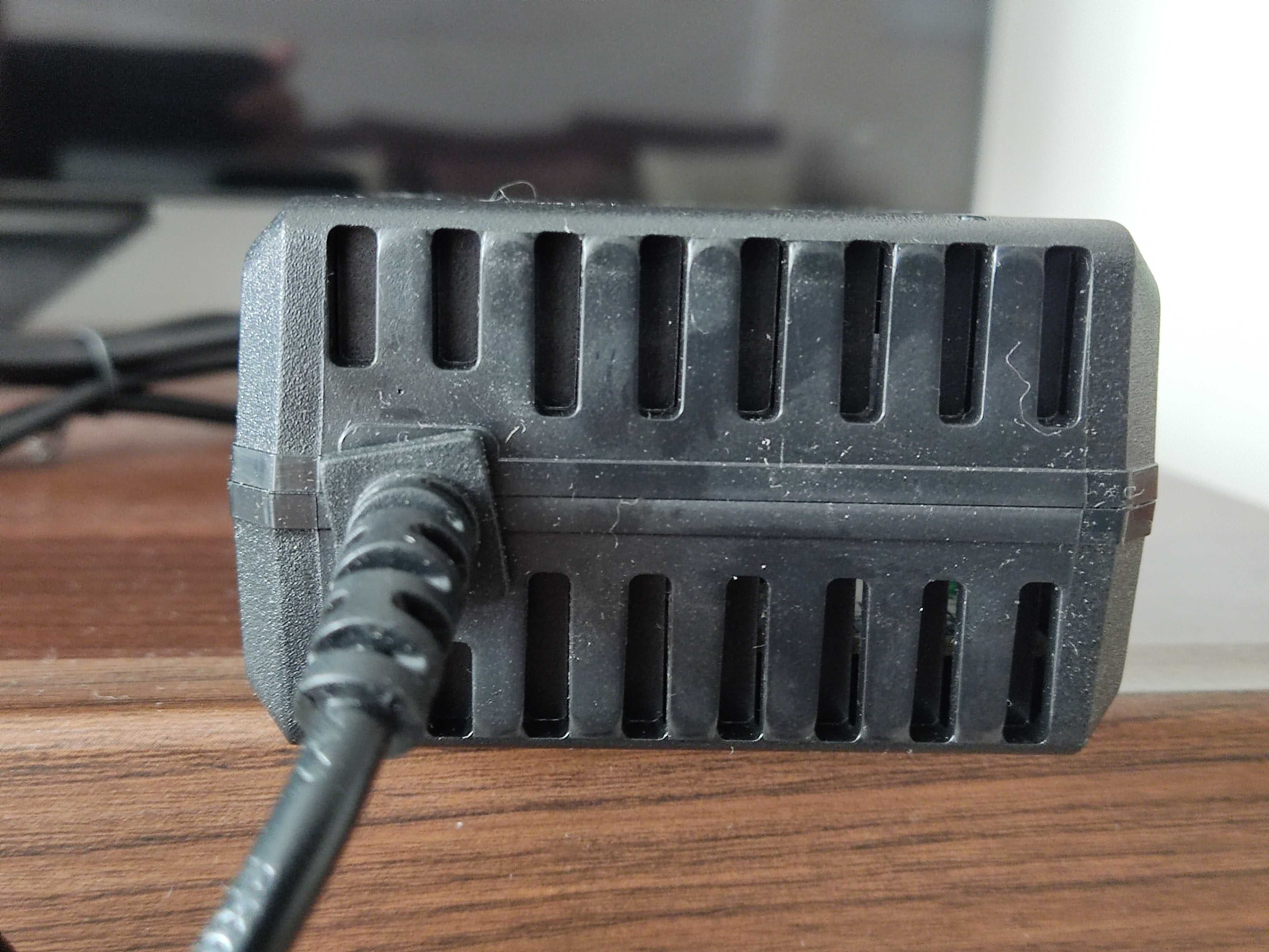 Ładowarka z wentylatorem do baterii 16 s 60 (67,2) Volt 3 A
