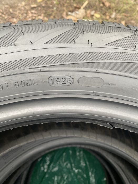 Продам зимню ризину 235 60 18 нокіан