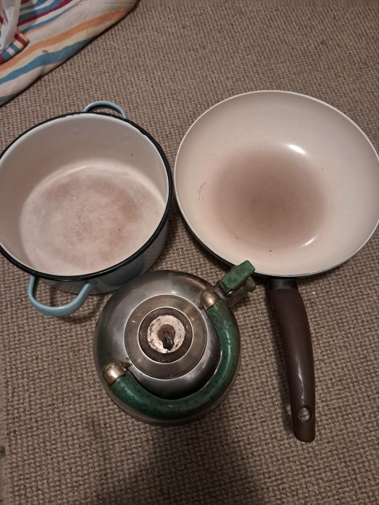 Кухонний посуд чайник сковорода