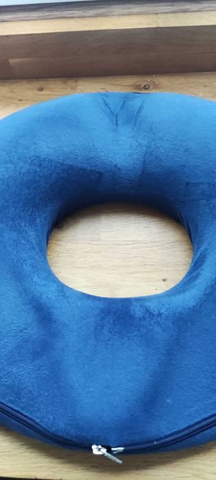 Poduszka profilowana dla siedzących przy komputerze anty hemoroidy