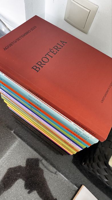 Lote 48 Revistas Brotéria – 2020 a 2024 – venda imediata