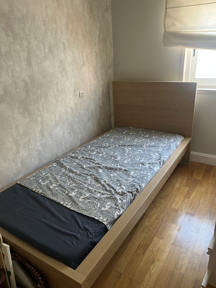Cama Malm ikea com um ano de uso