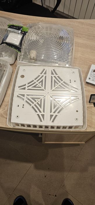 Cztery lampy sufitowe