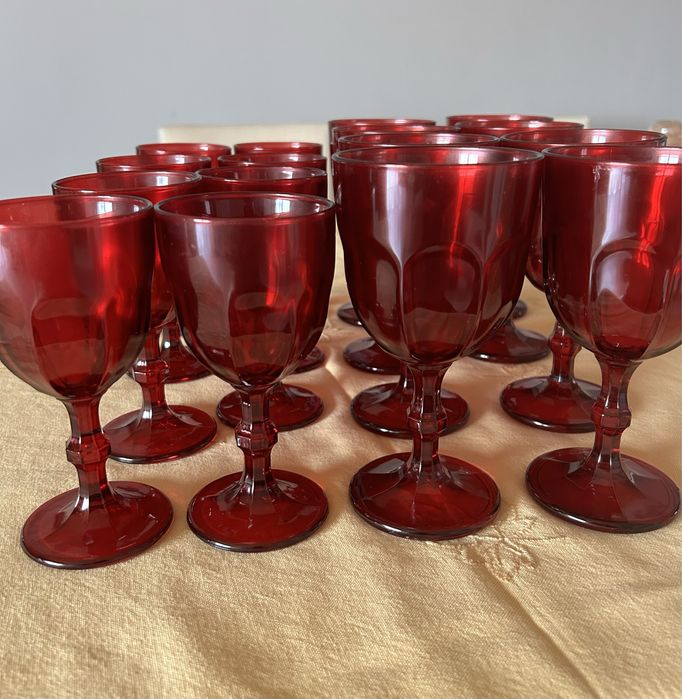 Copos  vermelhos agua e vinho