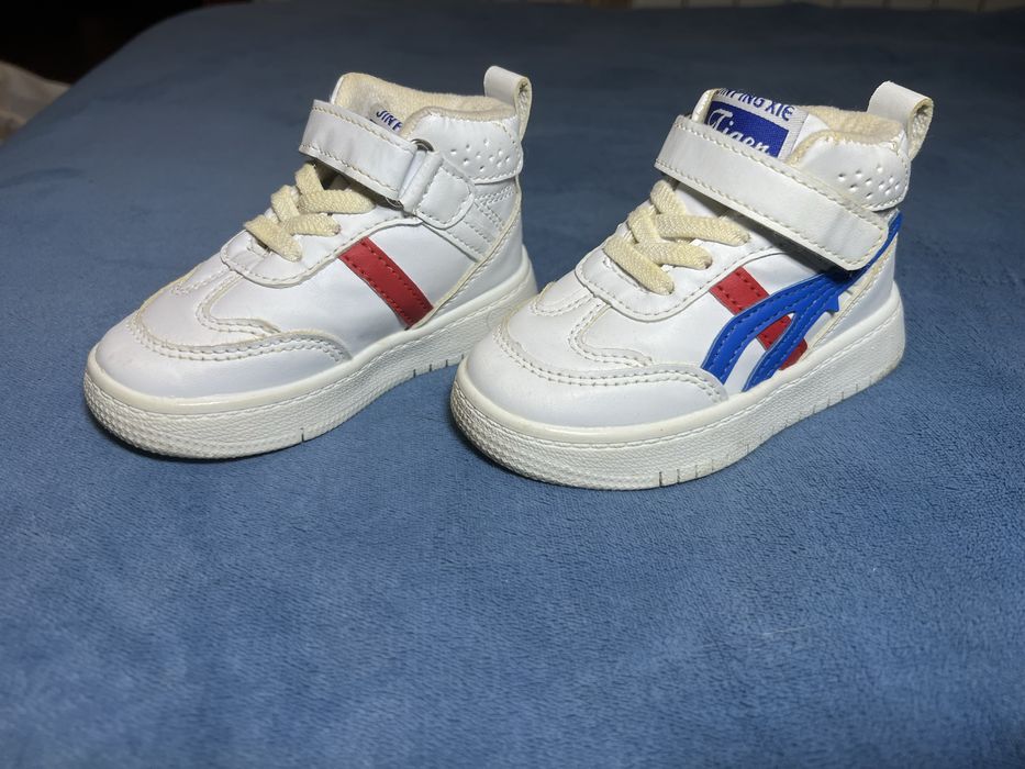 Дитячі кросівки