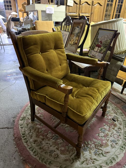 Fotel vintage z miękkimi poduszkami – DOWÓZ DO DOMU