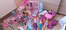 Domek składany dla Barbie z akcesoriami + 12 lalek