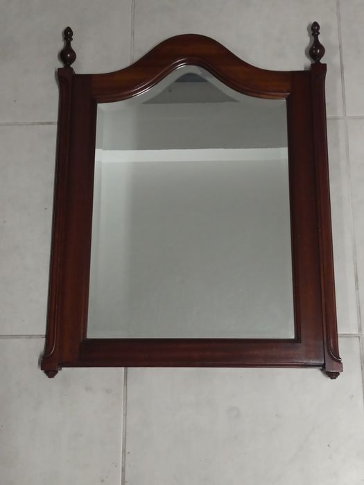 Espelho com armação em madeira