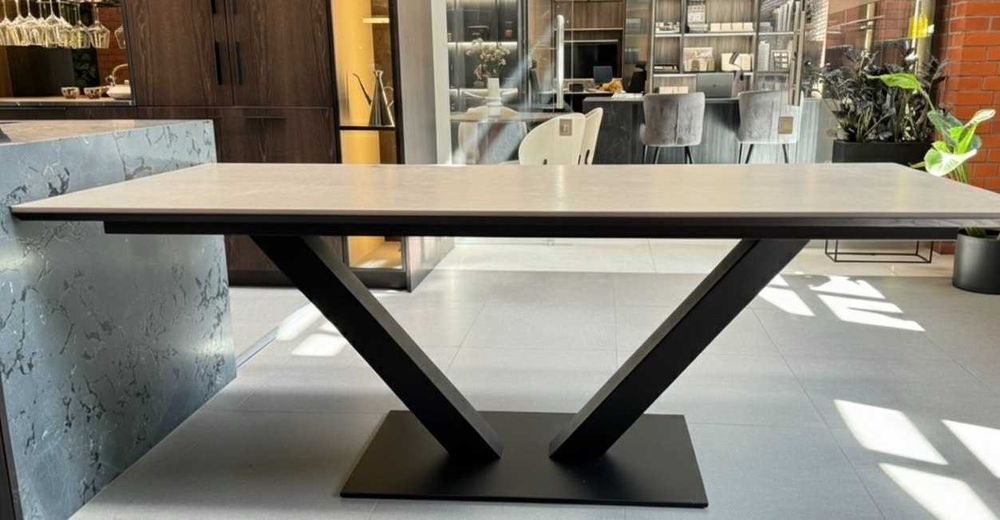 Ekskluzywny stół z ekspozycji —  podstawa V, dąb czekolada, spiek