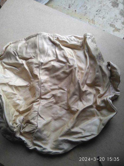 Кожа обрезки, большие и маленькие.