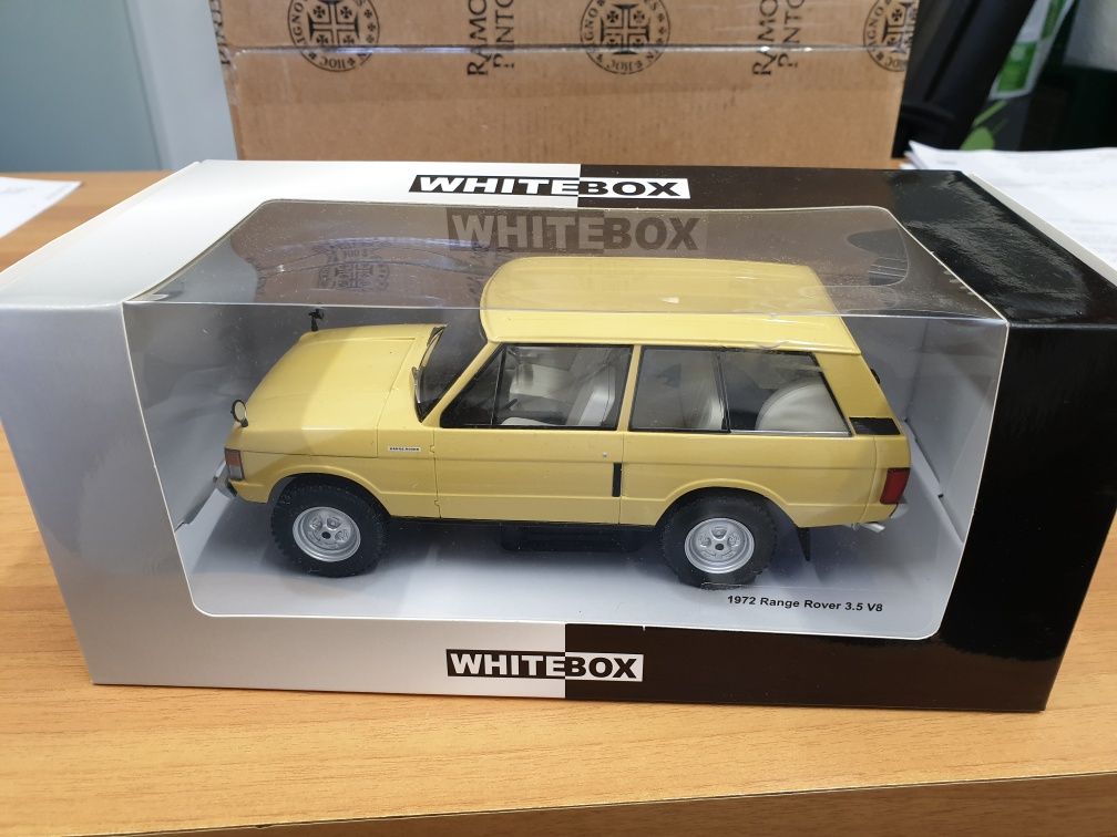 Miniatura 1:24 Range Rover classic v8