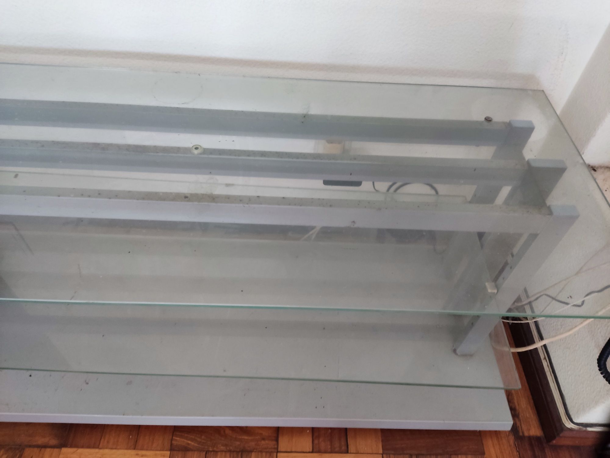Mesa em vidro com rodas e duas prateleiras