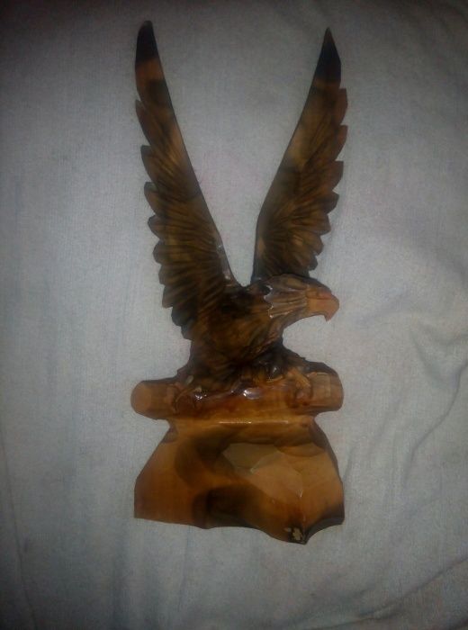 Орел сделан из дерева