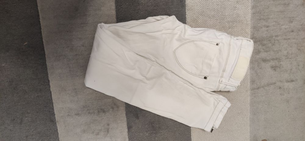 Spodnie białe rozm. 38 Stradivarius