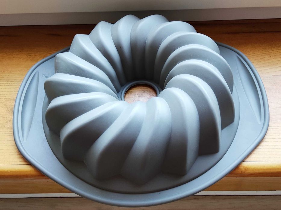 Forma Silikonowa Do Pieczenia Babki z Kominem. Śr 29 cm. Duża.