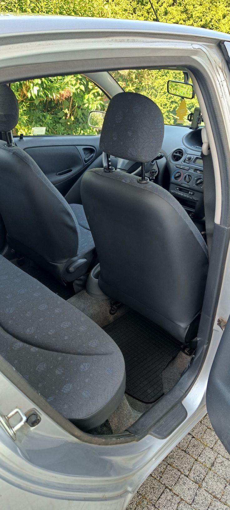 Toyota Yaris 1.0 2001r. Jeżdżąca, ważne opłat, korozja więc uszkodzony