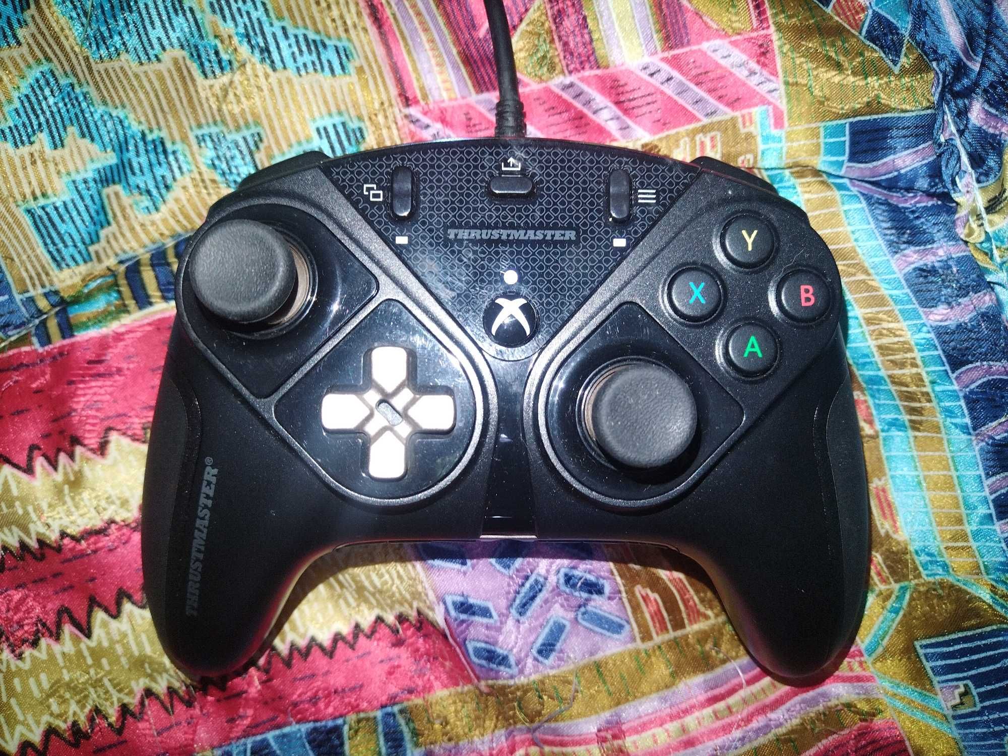 Xbox One 1.5TB. Comando Thrustmaster eswap x pro + Xbox One Hub
