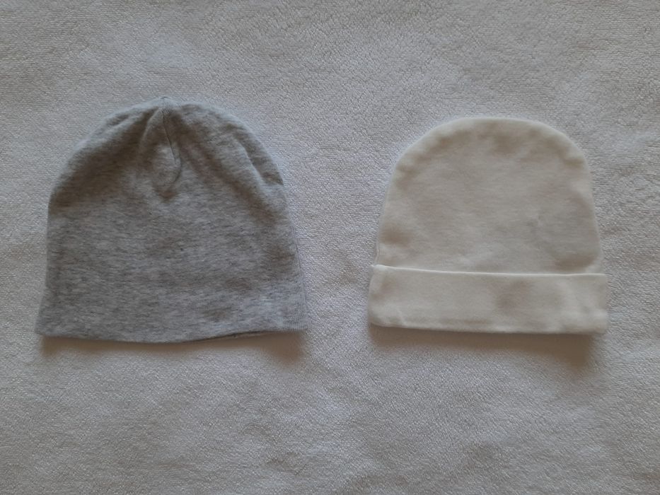 Dwie czapeczki ,  rozmiar 56