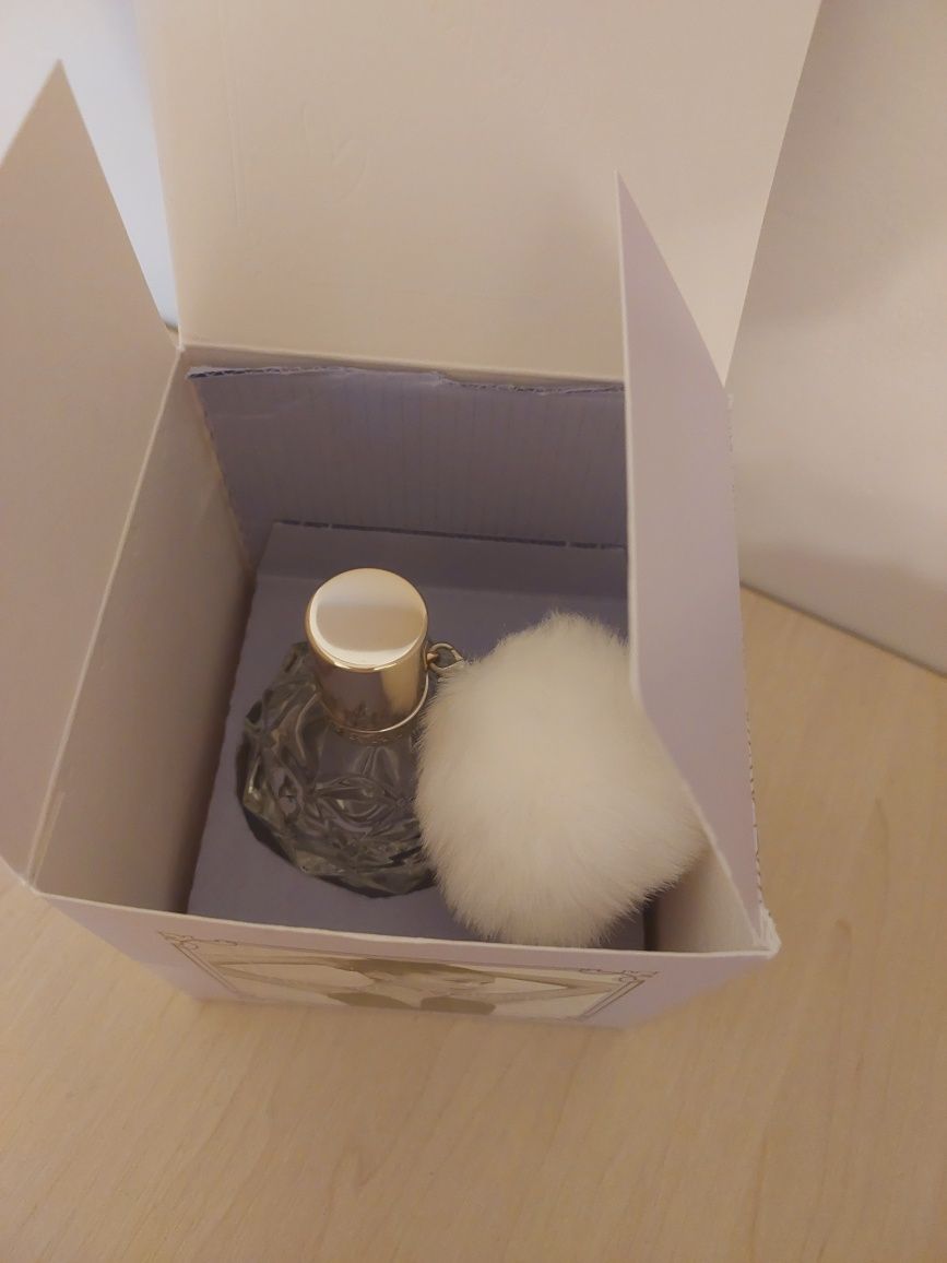 Pusty flakon i kartonik po perfumach Ari by Ariana Grande