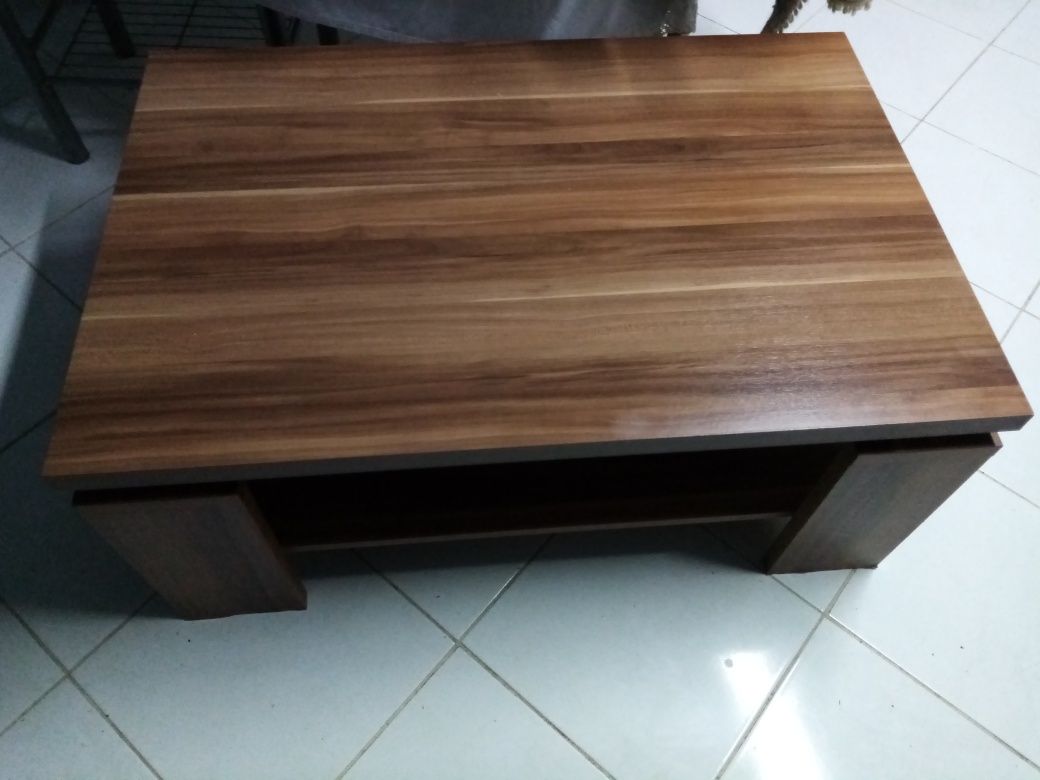 Mesa de sala em muito bom estado