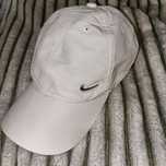 Кепка Nike metal swoosh 
Стан:9/10
Розмір:OS

Базова біла кепка з мета