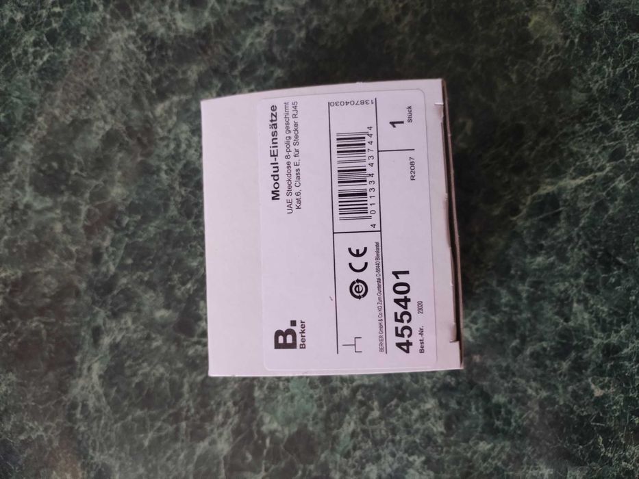 Інтернет розетка UAE 8-полюсная (RJ45) ,экранированная.  Berker 455401