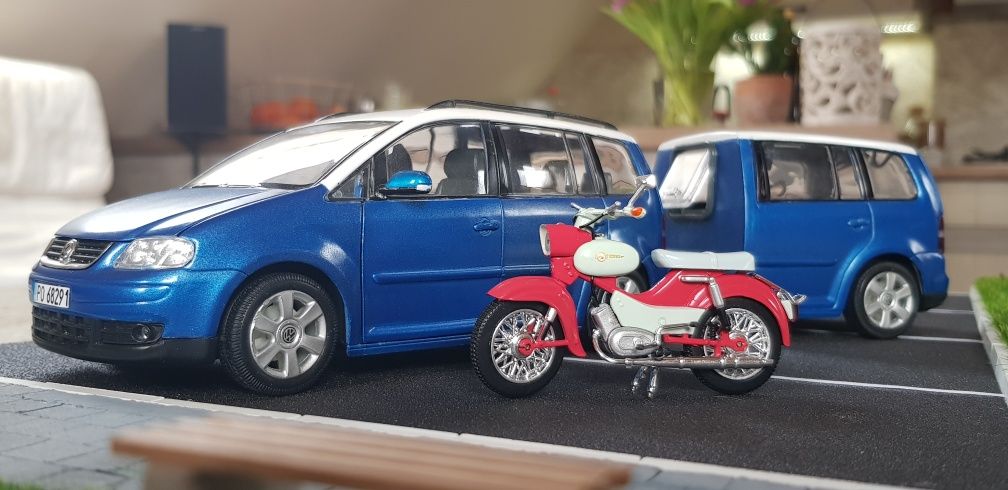 Volkswagen Touran + przyczepka zestaw  1/24