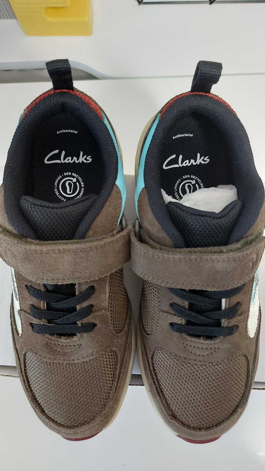 Замшеві кросівки Clarks